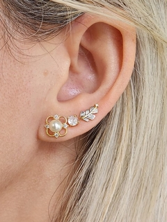 Brinco Flor Pérola Banhado a Ouro - comprar online