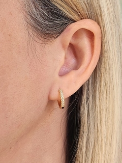 Argolinha Cravejada Cristal G Banhada a Ouro - comprar online