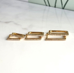 Argolinhas Quadradas Cravejadas Cristal Banhada a Ouro - comprar online