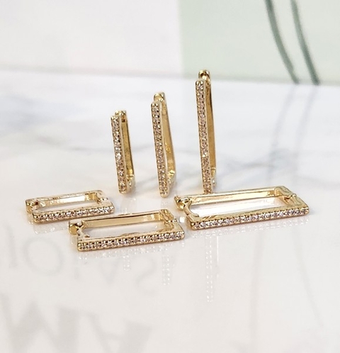 Argolinhas Quadradas Cravejadas Cristal Banhada a Ouro