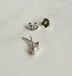 Brinco bolinha fosca na internet