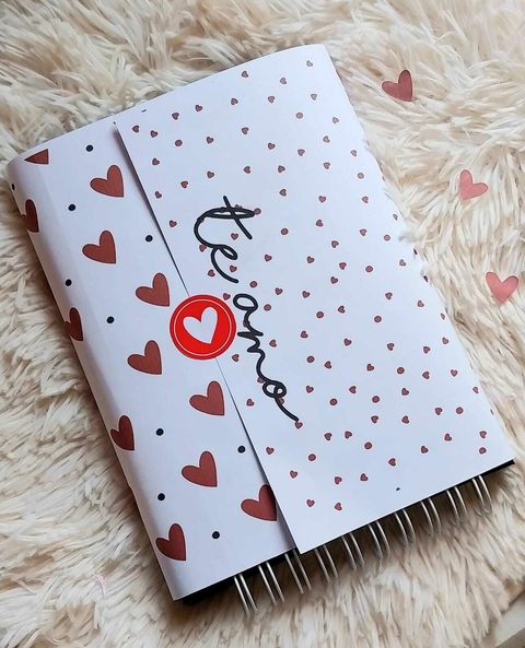 PAPEL DE EMBRULHO + ADESIVOS