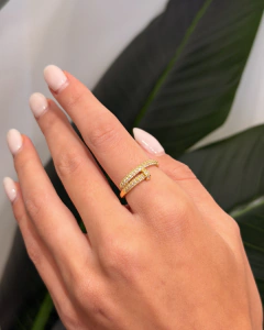 ANILLO ACERO DORADO CLAVO ALIANZA DOBLE MICROPAVE - comprar online
