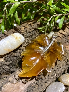 Dije en piedra tallada hoja