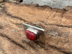 Excéntrico anillo cuadrado de plata con coral - comprar online