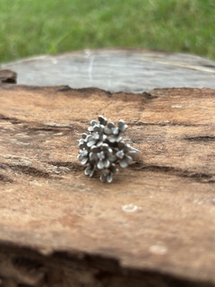 Anillo de plata y circonios trabajados en flores en internet