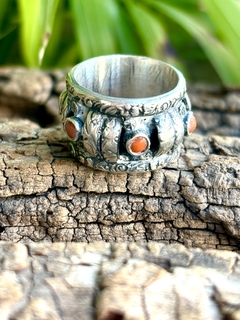 Anillo de plata con incrustaciones