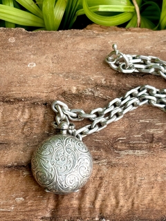 Antigua cadena de plata con dije