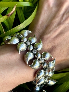 Impresionante diseño en gargantilla y pulsera antigua de plata en internet