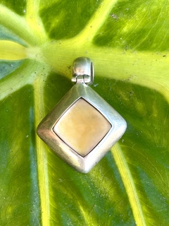 Antiguo dije de plata y nácar