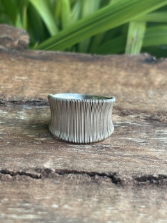 Antiguo anillo de plata rayas