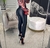 Calça skinny preta acetinada com cinto na internet