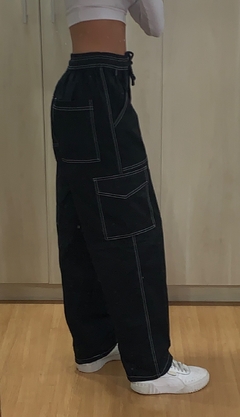 calça cargo preta com costura branca