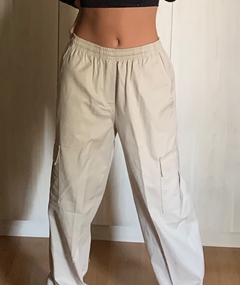 calça cargo bege claro