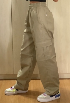 calça cargo bege escuro