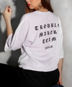 camiseta branca troublemaker- MODELAGEM OVERSIZED - comprar online
