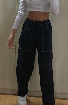 calça cargo preta com costura branca