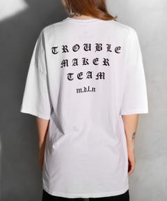 camiseta branca troublemaker- MODELAGEM OVERSIZED na internet