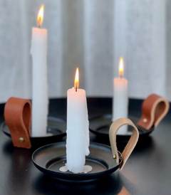 Candelabro de hierro con asa de cuero y vela