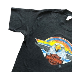 (S)1982 Harley Davidson - Eagle - Schaeffer’s - Holoubek Vintage Tee - loja online