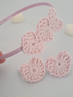 Vincha Emma con chuflos de regalo tejidos al crochet