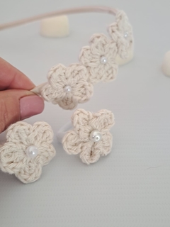 Vincha Emma con chuflos de regalo tejidos al crochet en internet