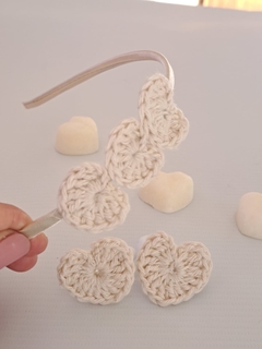 Vincha Emma con chuflos de regalo tejidos al crochet - Había Una Vez