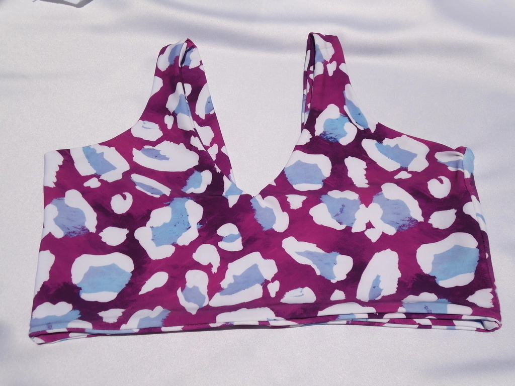 top onça azul e roxo
