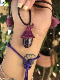 Coleção Outros Mundos ✨ Amuleto chapéu de bruxa na internet