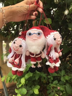 Imagem do Papai Noel e bruxinha/fadinha mamãe Noel detalhe brilha no escuro amigurumi