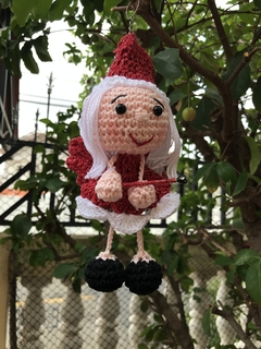 Imagem do Papai Noel e bruxinha/fadinha mamãe Noel detalhe brilha no escuro amigurumi