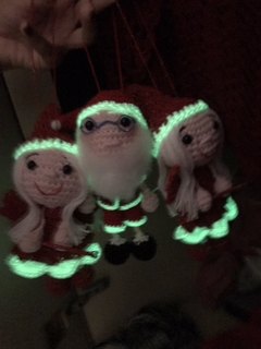 Papai Noel e bruxinha/fadinha mamãe Noel detalhe brilha no escuro amigurumi