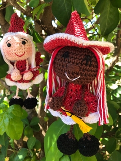 Imagem do Papai Noel e bruxinha/fadinha mamãe Noel detalhe brilha no escuro amigurumi