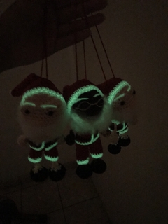 Papai Noel e bruxinha/fadinha mamãe Noel detalhe brilha no escuro amigurumi na internet