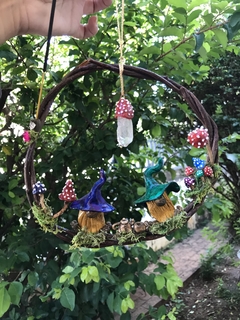Coleção OUTROS MUNDOS ✨Guirlanda Gnomos tomando chá de cogumelos