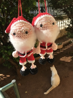 Imagem do Papai Noel e bruxinha/fadinha mamãe Noel detalhe brilha no escuro amigurumi