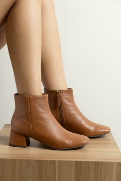Bota Mirela em Couro Carolina Oliveira