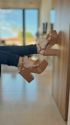 Salto Leandra em Verniz Carolina Oliveira