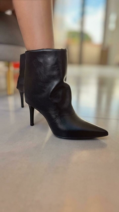 Bota Alessandra em Couro Carolina Oliveira