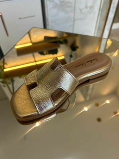 Flat Hermes em Couro Carolina Oliveira na internet