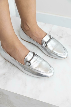 Mocassim em Couro Fivela com Bico Redondo - carolina oliveira