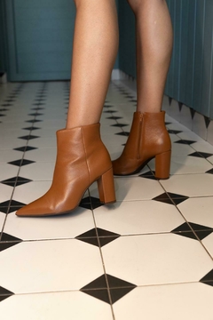 Bota Bia em Couro Carolina Oliveira