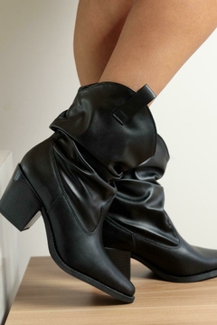 Bota Isla Preta Carolina Oliveira - comprar online
