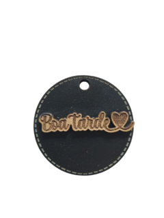 BROCHE P/ GARRAFA DE MDF E TIRA EM COURO BOA TARDE