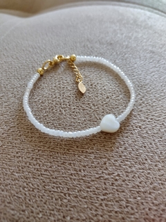 Pulseira miçanga branca e coração