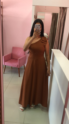Vestido um ombro na internet