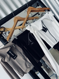 Remera BOTE CON CIERRE - comprar online