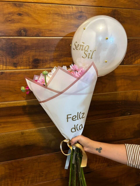 Arreglo Floral Flores de estación con papel koreano