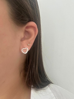 BRINCO CORAÇÃO VAZADO CRAVEJADO - BANHADO NA PRATA 925