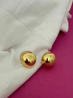 BRINCO MEIA ESFERA P - FOLHEADO OURO